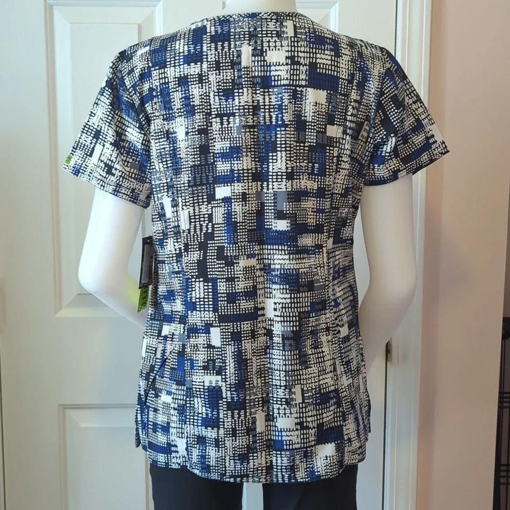 Activate by Med Couture Women's Patterned V Neck Scrub Top With Pockets Size M - Picture 6 of 8
